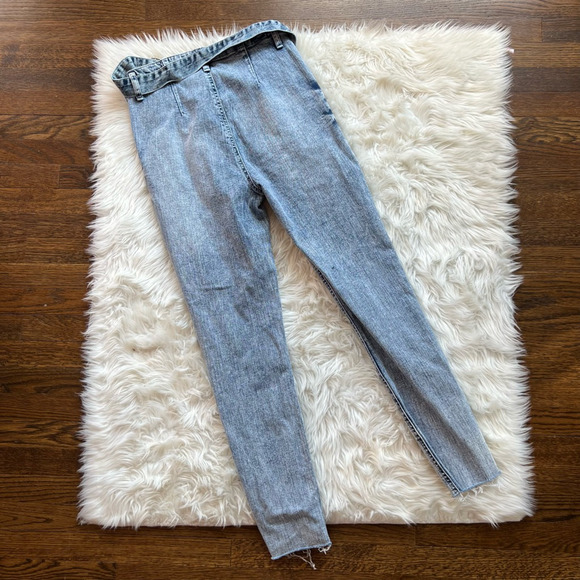 Almost Famous Womens Skinny Jeans Blue Belted Light Wash Mid Rise Juniors 5 - Picture 2 of 7